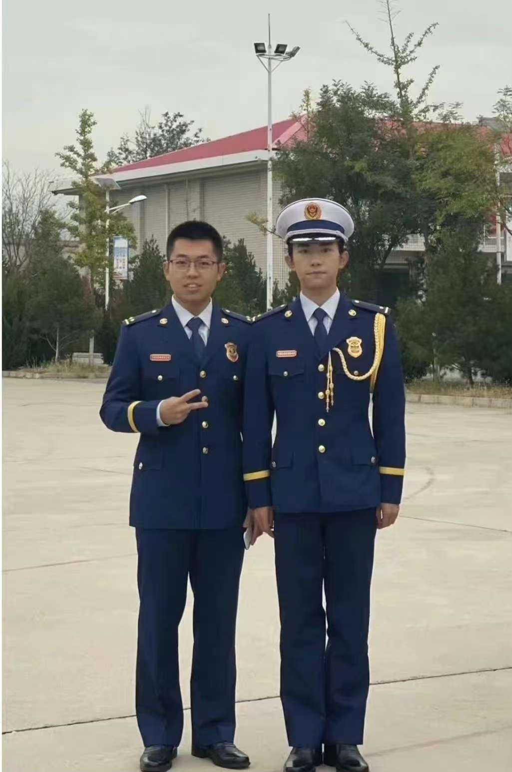翻到一张老照片。 