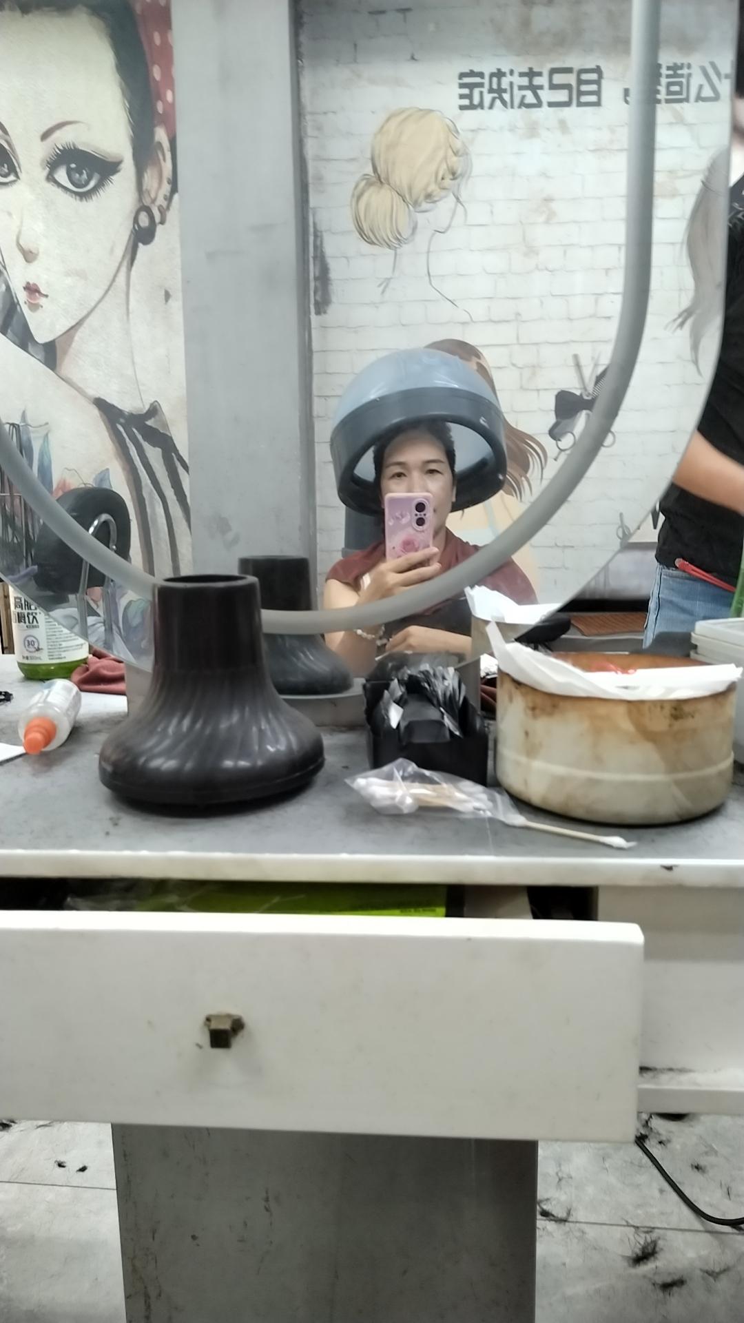 年轻时总以为，谈钱太俗，感情才最珍贵。可走过半生才明白，钱不是万能的，但没钱很多