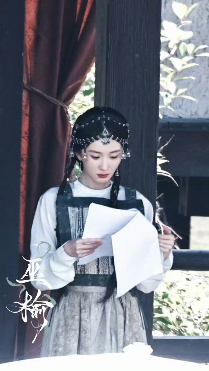 杨幂冯娷抹额麻花辫造型 杨幂可爱得我要晕过去了 杨幂新剧《江山为聘》路透释出，抹