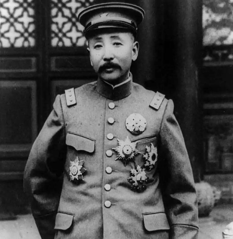末代皇帝宣统，宣布逊位之后，清朝正式灭亡。可是溥仪还赖在紫禁城里，被冯玉祥驱逐。