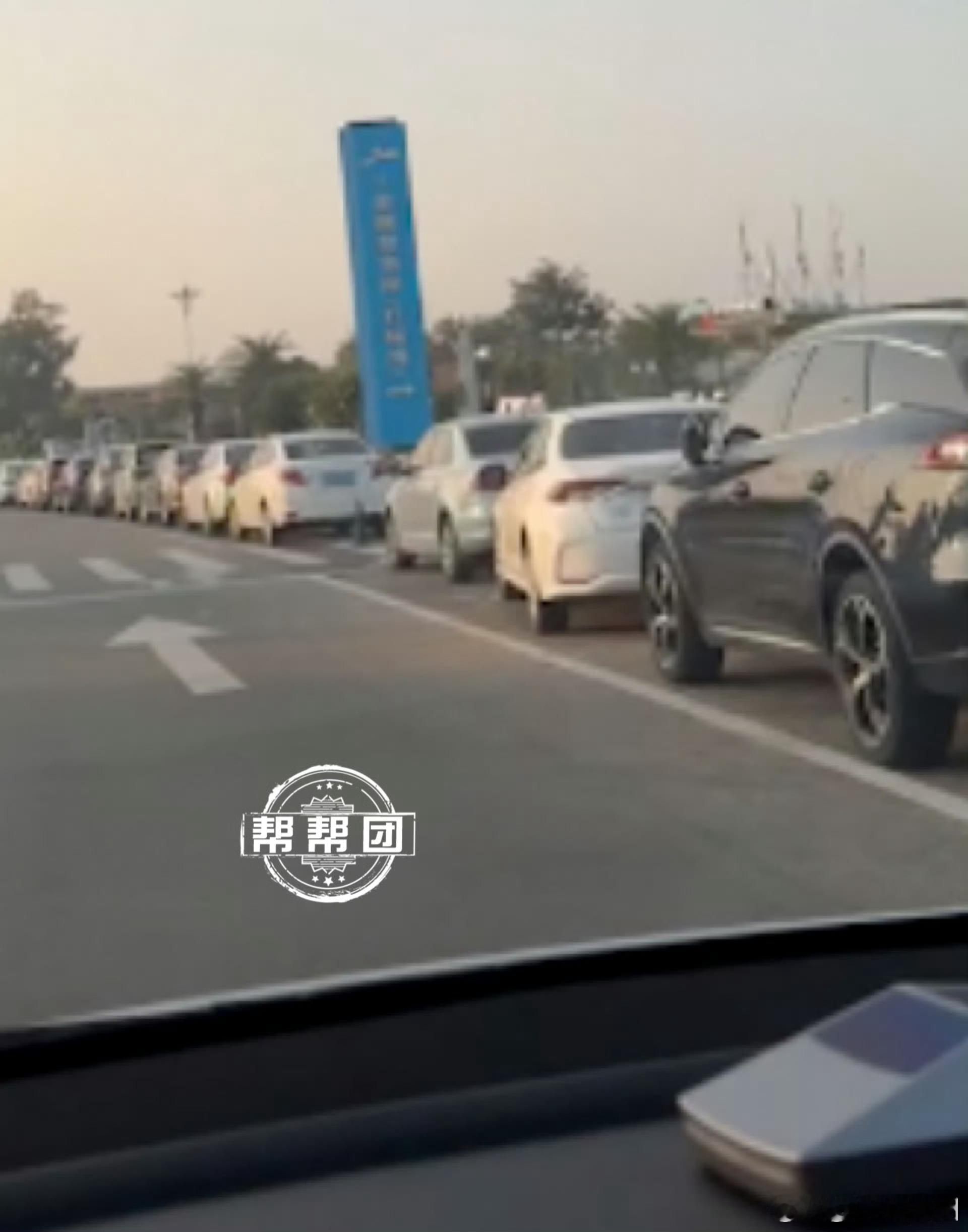 #福建石狮一景区外围变停车场收费引争议#【景区外车道被当作停车场还设置收费点？市