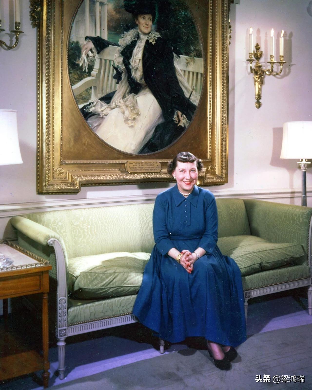 这张照片展示了前美国第一夫人玛米·艾森豪威尔（Mamie Eisenhower）