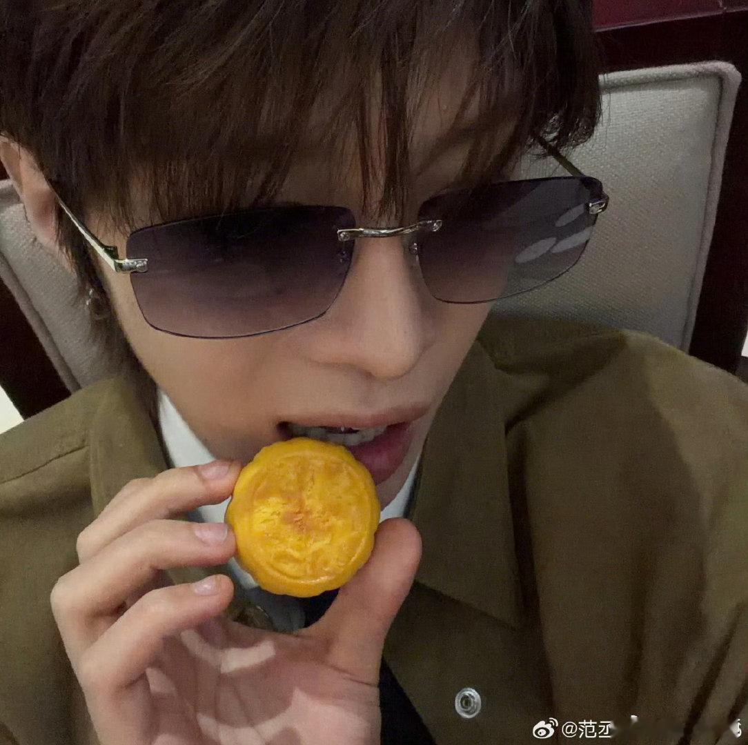 众星晒中秋月饼中秋月圆情意浓，明星分享月饼，送上诚挚佳节祝愿众星晒花式月饼 ​​