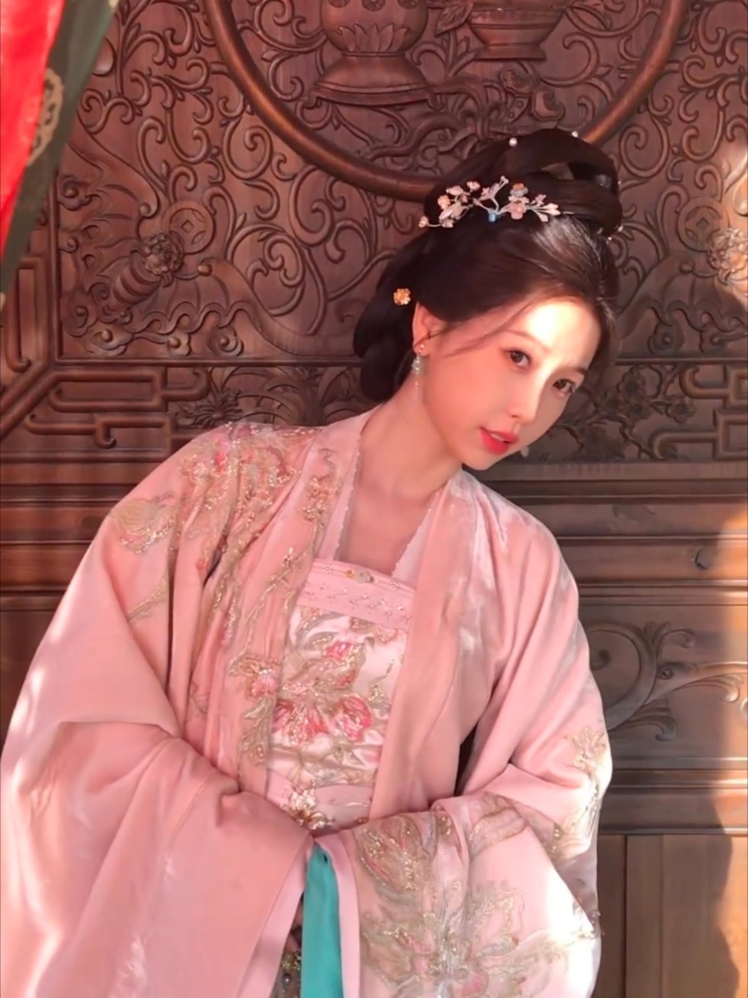 新年快乐 主母私下也有萌萌的一面一起来预约《云初令》吧虞书欣云初令拜年照