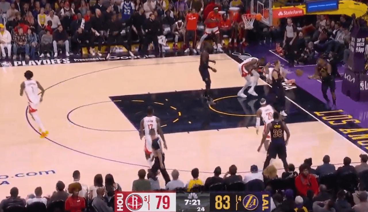 据记者Brett Siegel报道，目前正受膝伤困扰的凯文-杜兰特已出现在火箭的