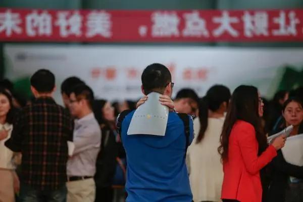 家境有限，父母更倾向孩子选择的职业方向

很多家庭在面对子女就业选择时的复杂心态