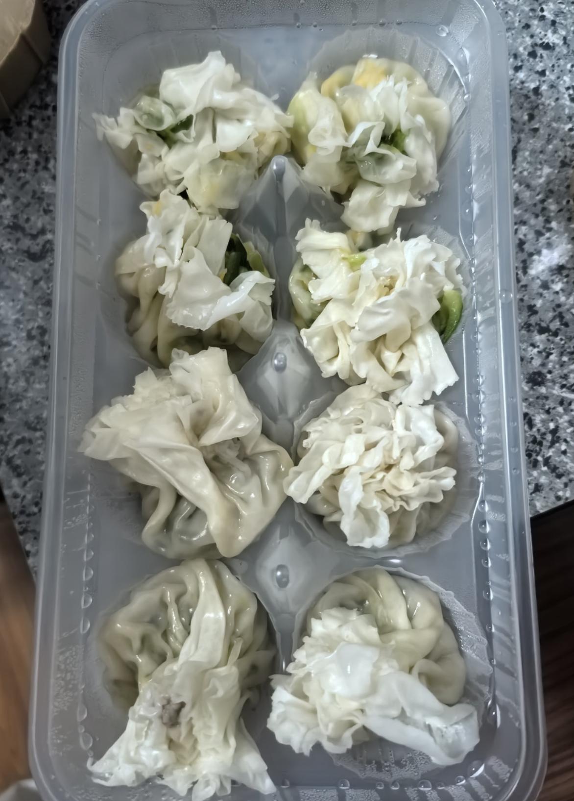 外卖餐食中有血迹顾客紧急服阻断药。杭州这位老铁早上吃烧麦，吃着吃着发现底下有血迹