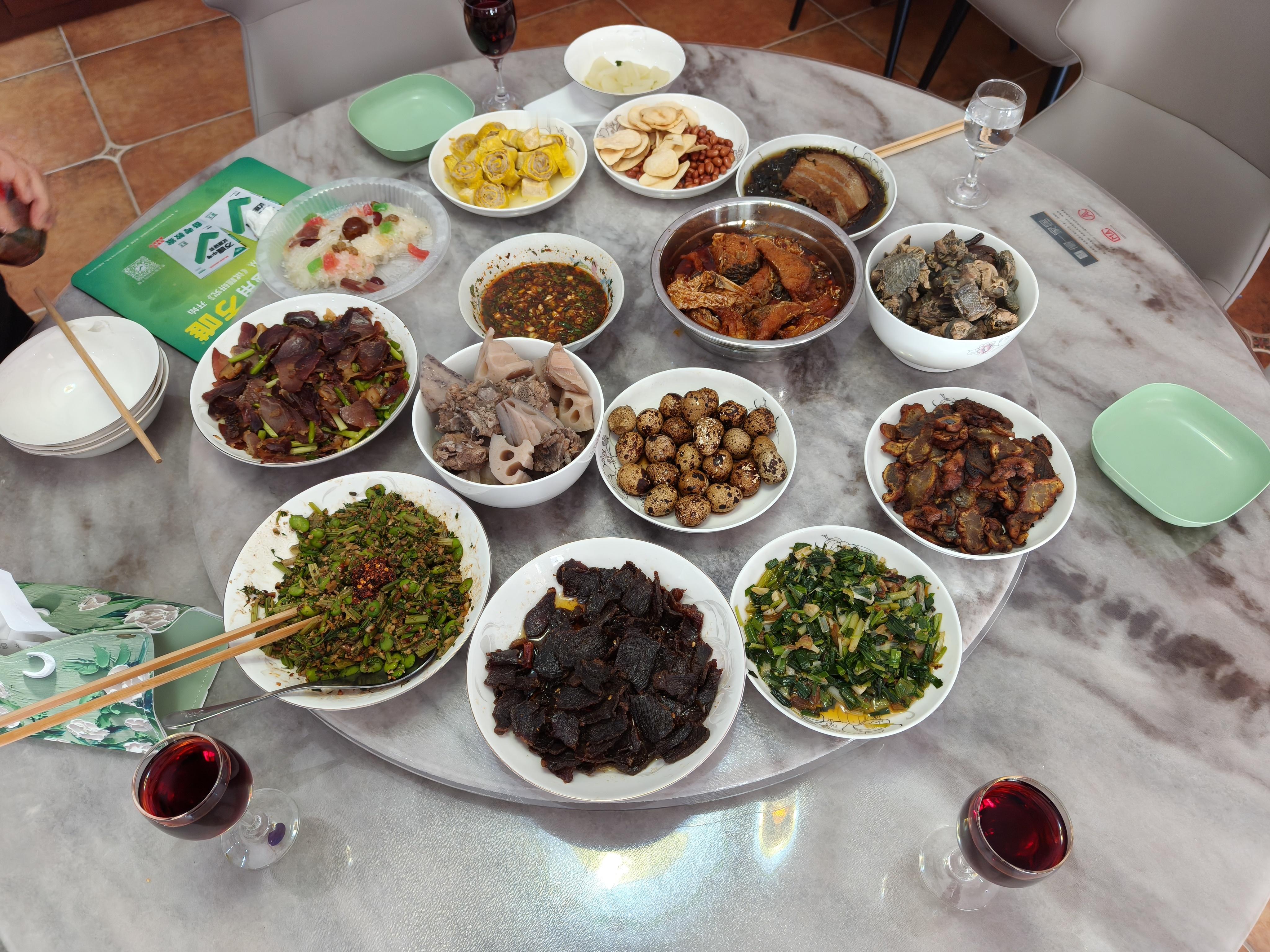 睡醒出来走走路，然后又到了吃饭时间了