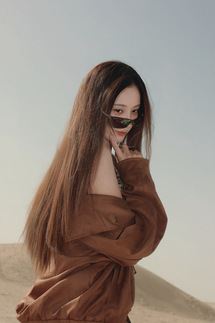 徐艺洋沙漠豹纹氛围感穿搭，这条吊带豹纹长裙以经典野性豹纹为核心元素，细肩带设计利