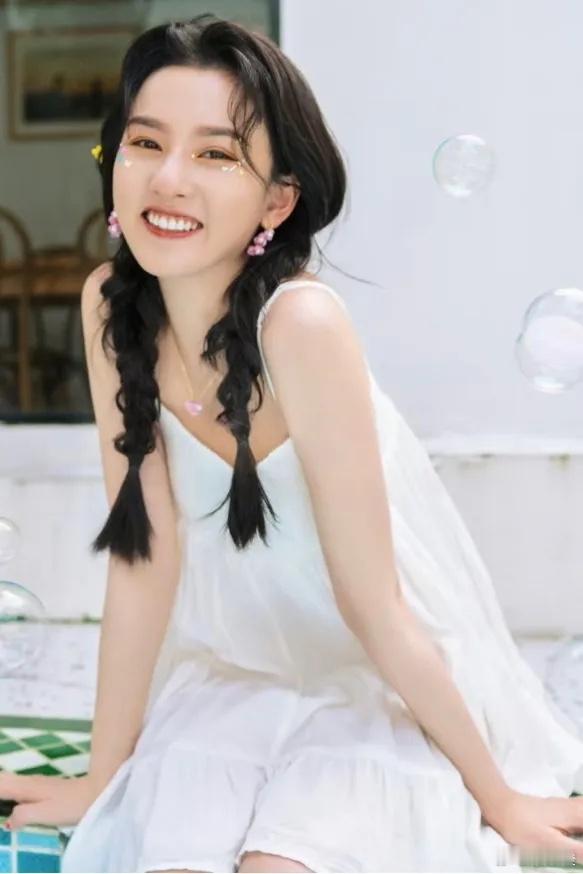 说真的，宋祖儿在流量小花里的演技，那绝对是数一数二的，这可不是我瞎吹，是事实摆在