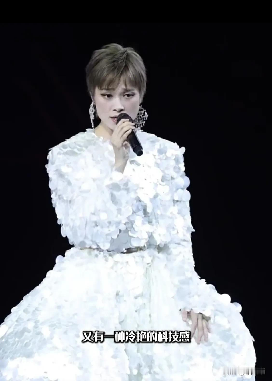 李宇春演唱会的服装又掀起一波热度。

李宇春一直以短发示人，表现的比较中性。
