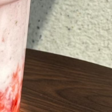 草莓酸奶🍓丨自制分享✨材料准备：- 草莓🍓×8颗（3颗捣碎+1颗点缀+4颗奶