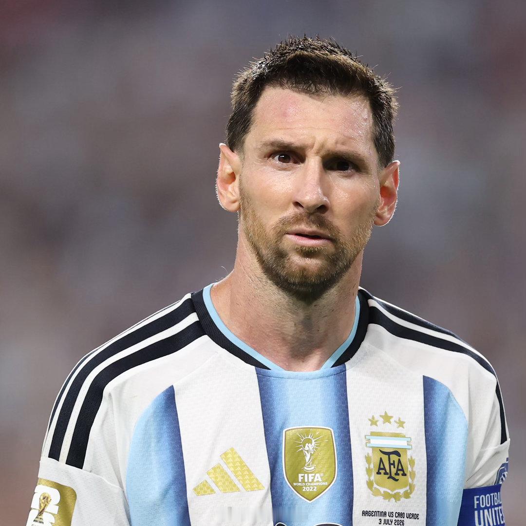 阿根廷球迷俱乐部  🇪🇸🇦🇷 西班牙主帅德拉富恩特：“梅西看起来就像19