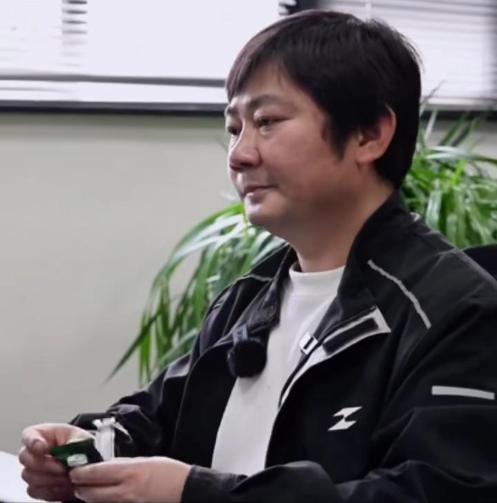 张雪被人民日报受邀专访，排面直接拉满，妥妥圈内顶流待遇！之前靠骑行气场圈粉，现在