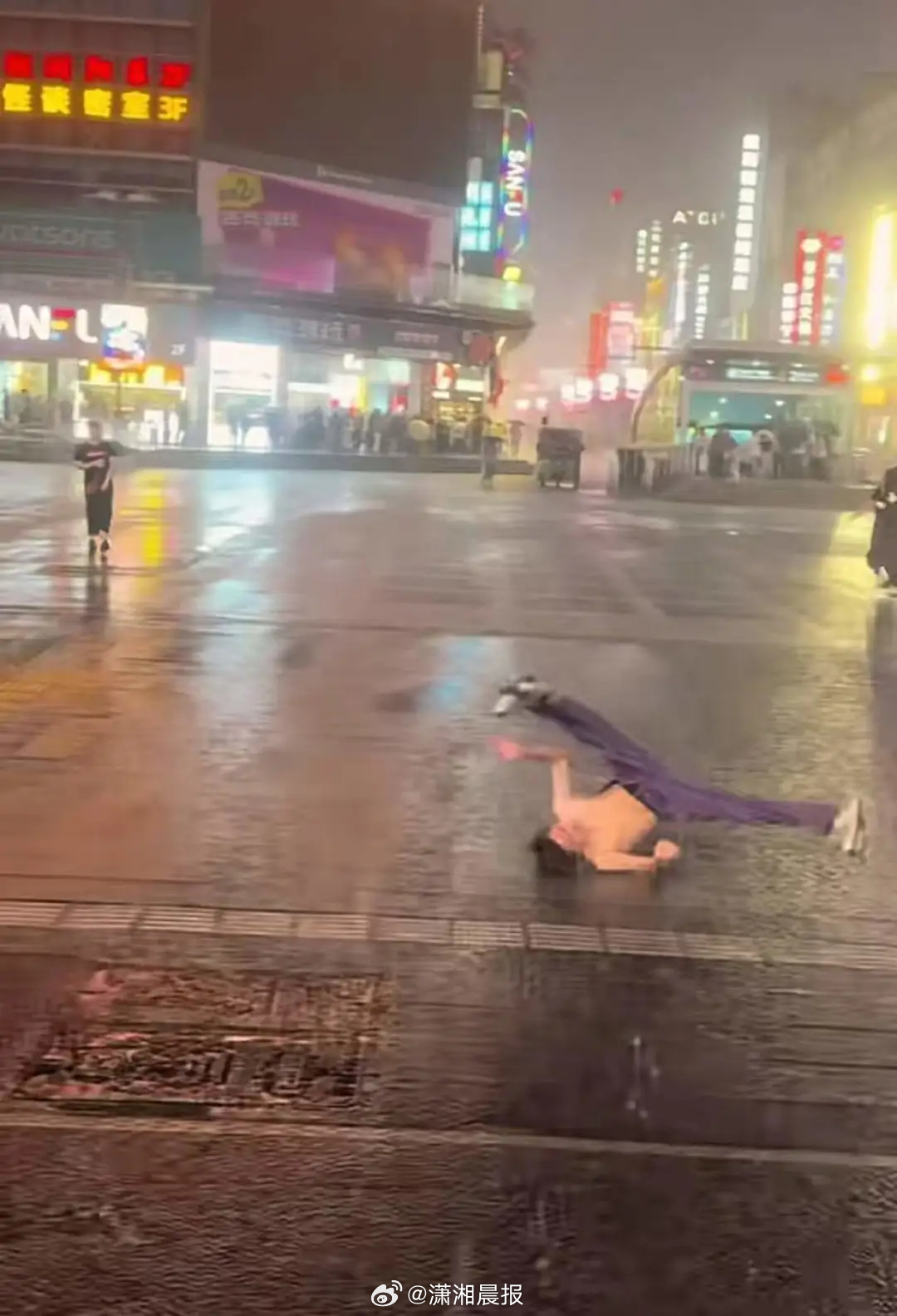 【#小伙在雨中跳舞光膀子地面旋转#，#小伙回应雨中疯狂跳舞被指博流量#】近日，一