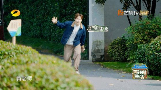 全员集结暴击来袭！刘宪华归队凑齐一家六口，蘑菇屋重拾往日热闹，弹琴欢笑、围坐闲谈