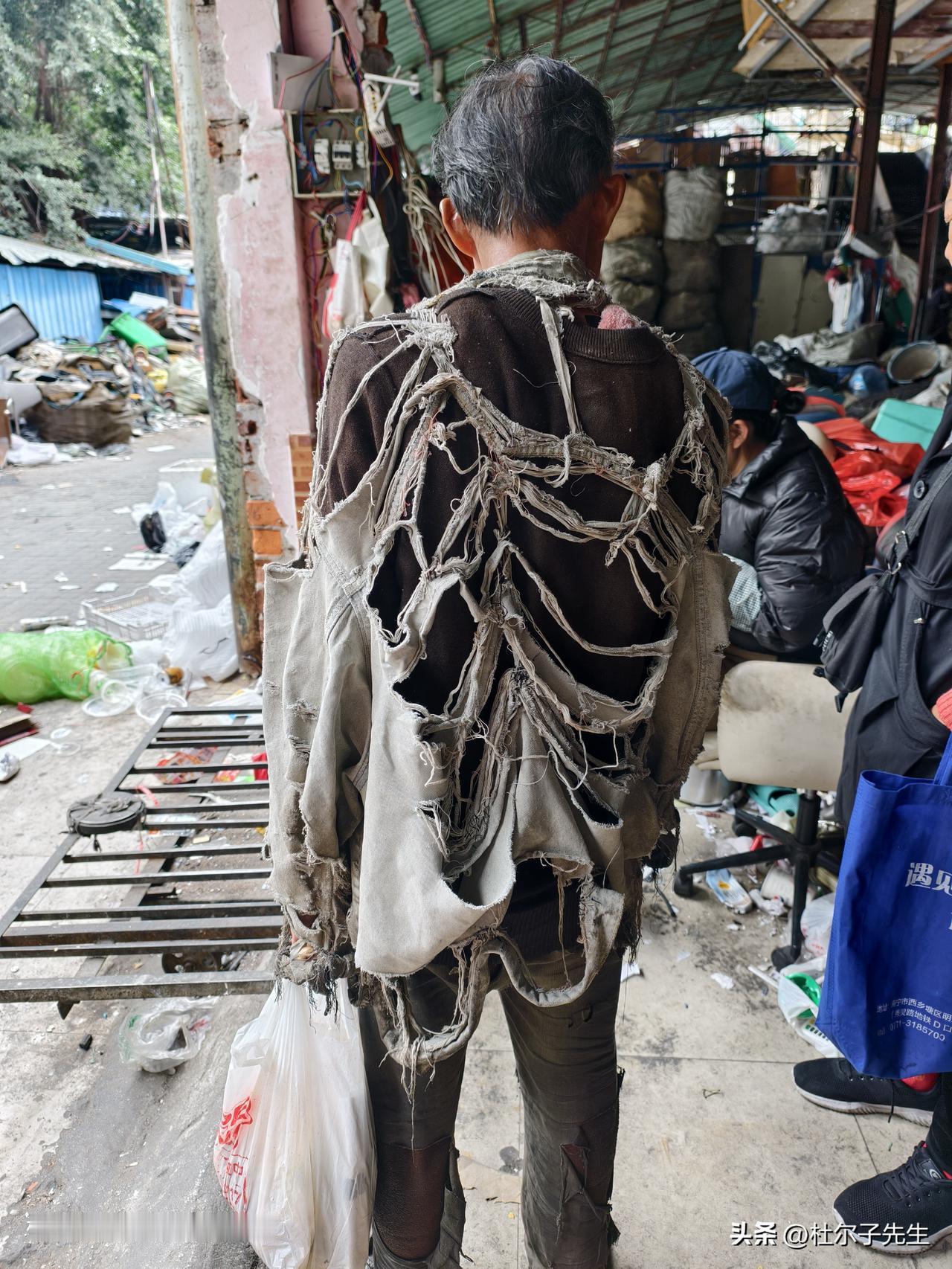 不知道是巴黎世家抄这位大叔的，还是这大叔抄巴黎世家的？
​总之，希望有钱人别去帮