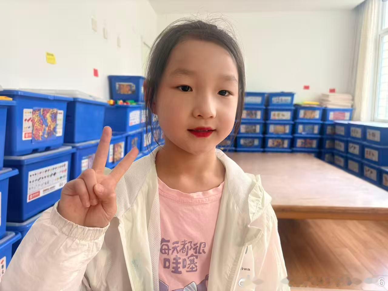 昨天童话剧表演，小抪还化了妆，真好看。小抪只有一句台词，还这么认真表演，参与度也