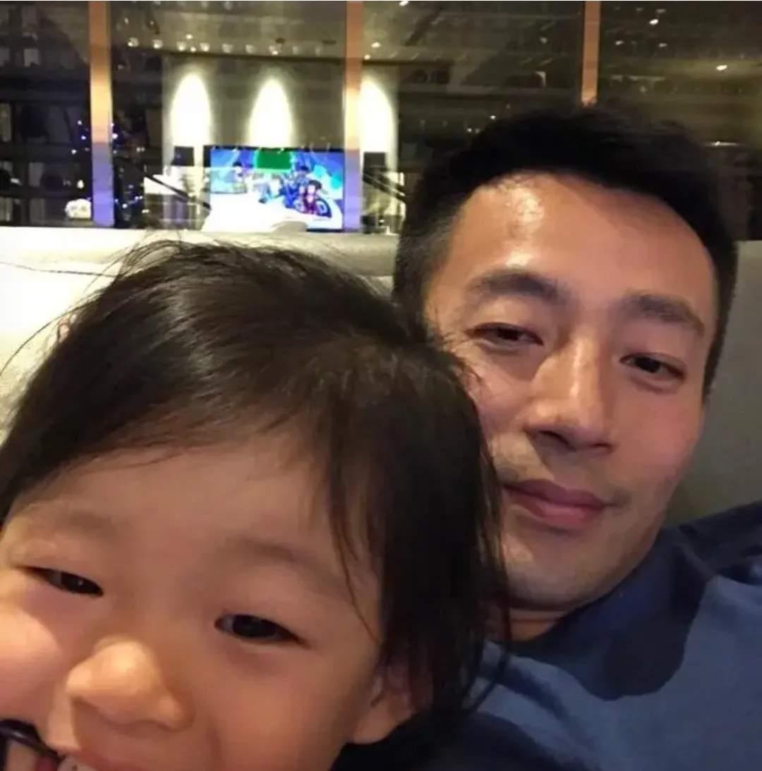 真爱孩子就应该一直在北京，让孩子有完整的家，不要总是很难见到爸爸！汪又不是不爱女