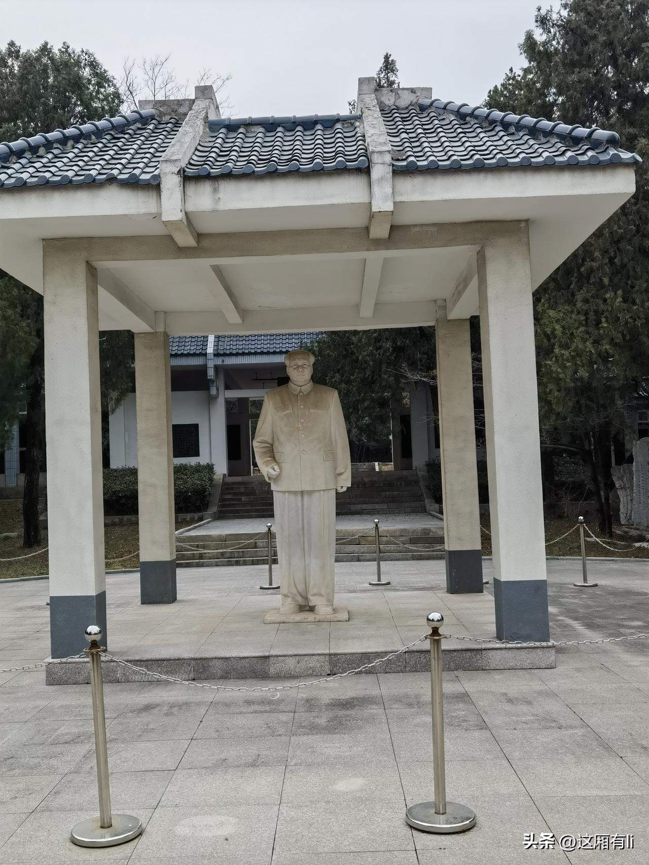 解放战争里，我觉得淮海战役堪称经典。这场战役可太牛了，双方兵力对比悬殊，国民党军