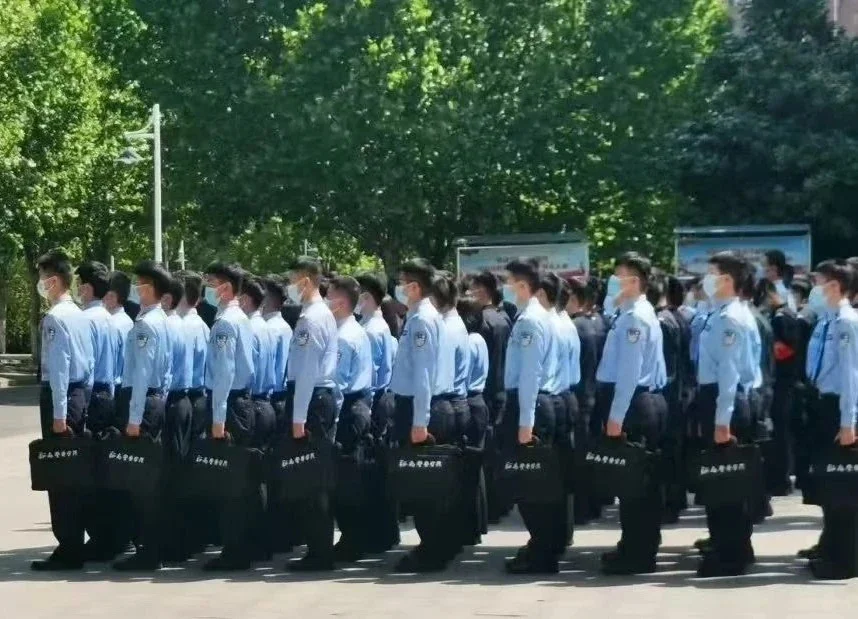 公安院校里的非公安类专业学生穿警服吗？进