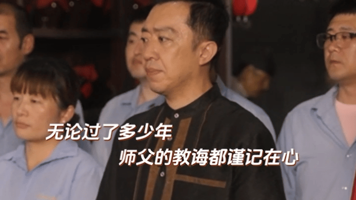 才知道相声拜师有这么多讲究 原来相声拜师门道不少！李菁分享师父赠领带的故事，“带