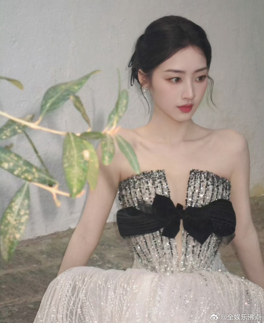 邓恩熙一秒镜头邓恩熙一秒入戏短短一秒镜头，情绪直接拉满，邓恩熙一秒入戏的功底，真