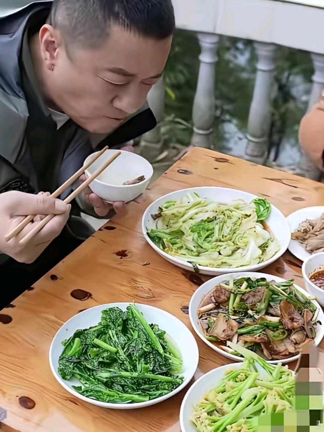 鹏哥，他真会养生，吃的都是天然纯绿色的食品。他果然是侠之大者，大智若愚，为国为民