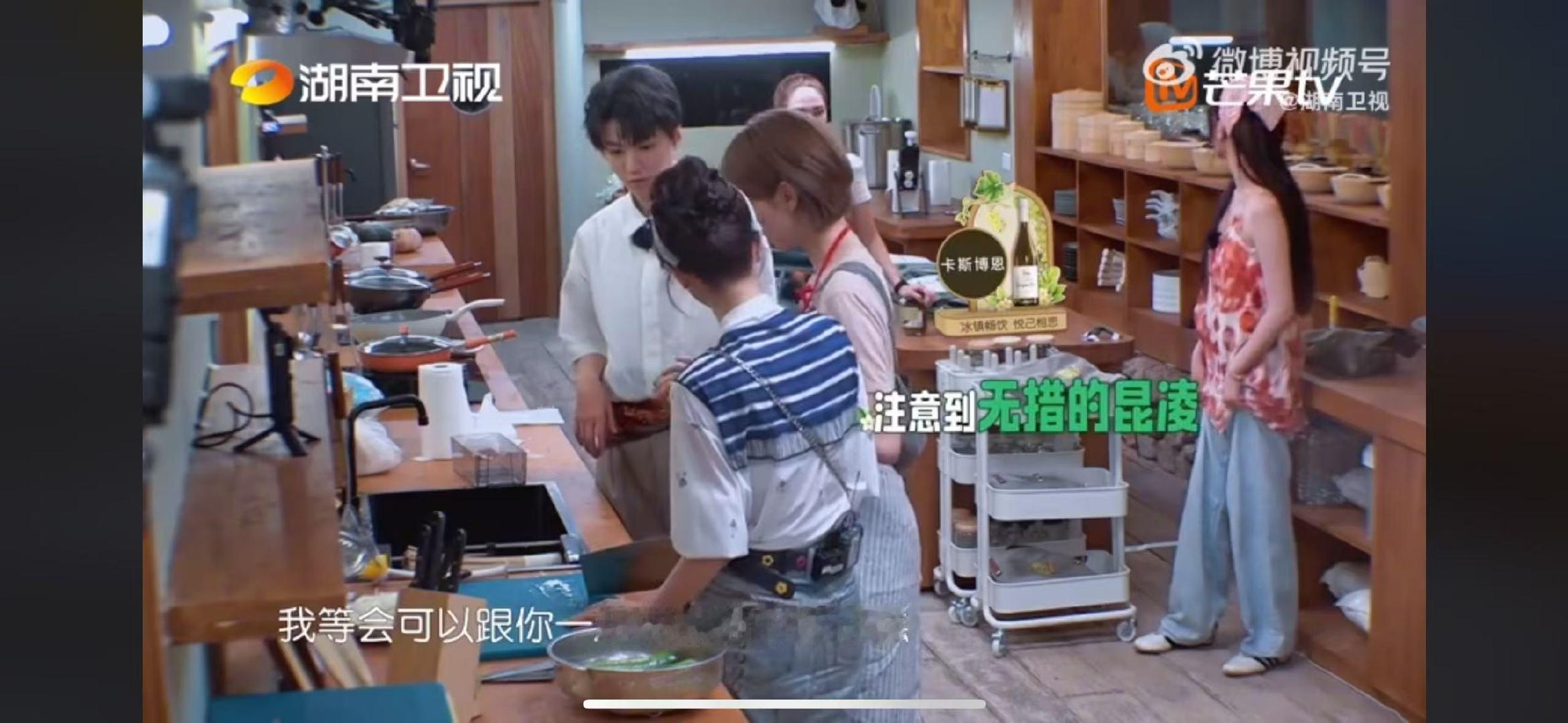靳梦佳把昆凌照顾得好好 有靳梦佳在，昆凌根本不会出现手足无措的场面，主动上前开启