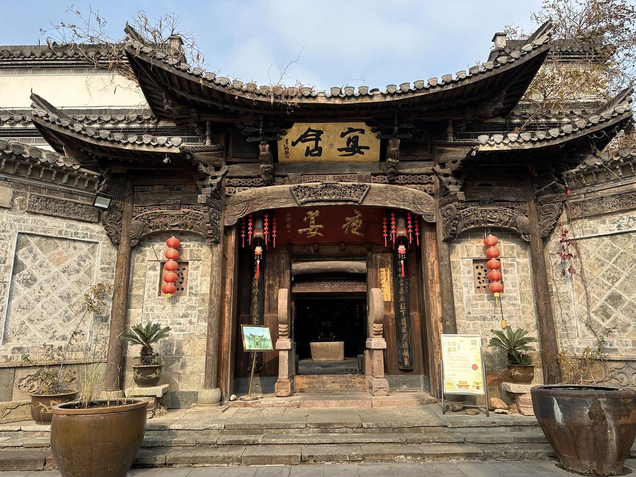 以古建为居，以美食为乐，民宿藏风雅，私房藏匠心，每一餐都值得认真对待。