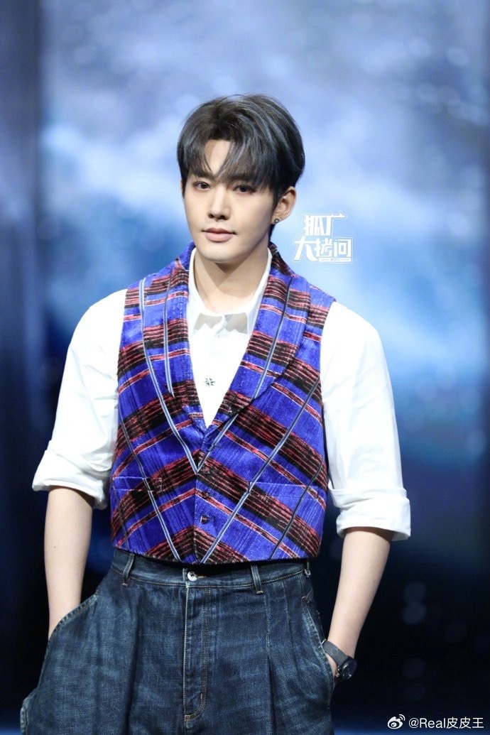 许久不见的邓为，今日微博之夜红毯生图，如何？ 