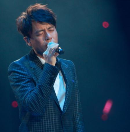 机会永远留给有准备的人！李克勤赶不上演出，主办方临时拉了个买票听歌的草根歌手救场