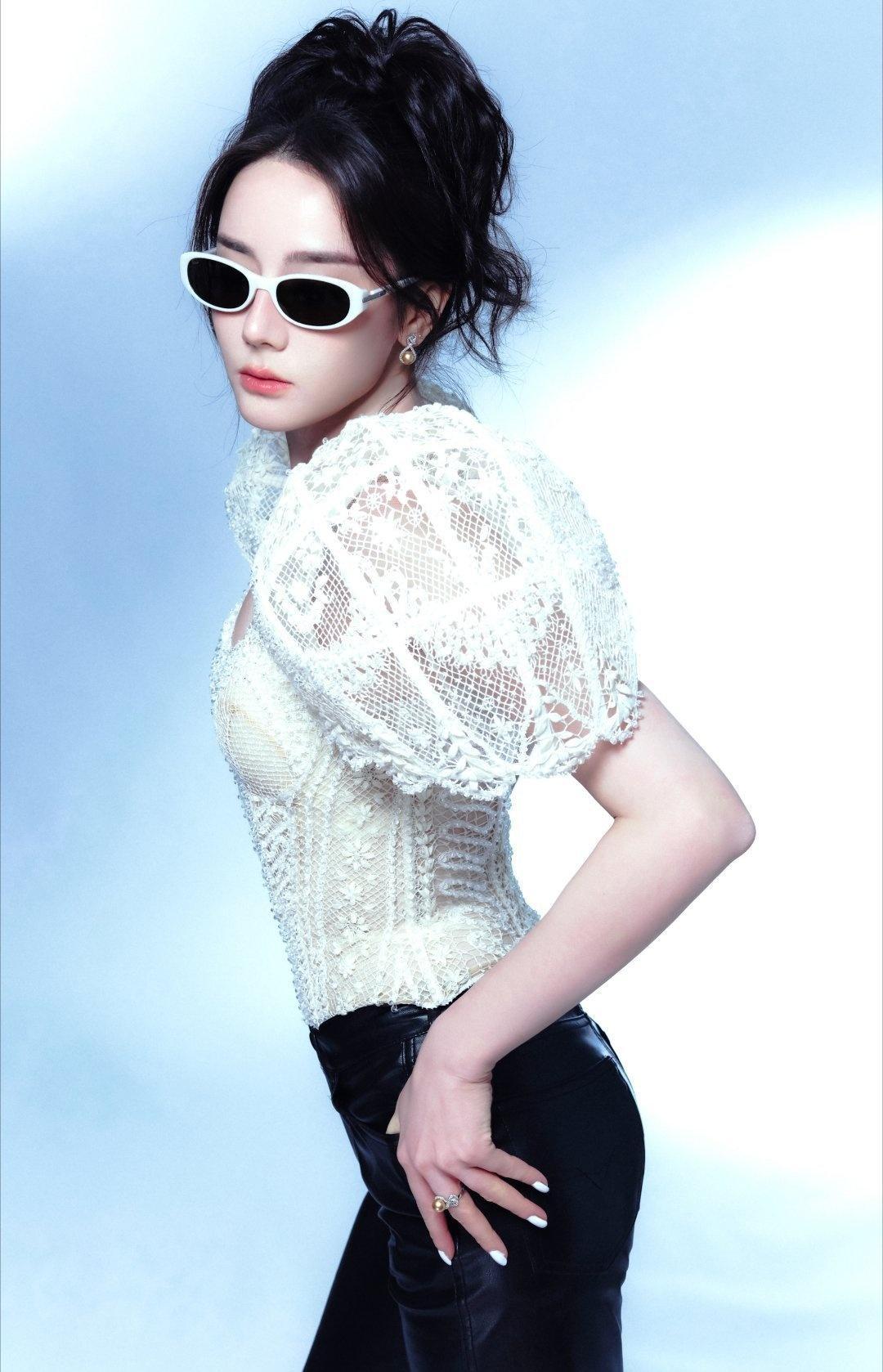 ❄️迪丽热巴步入梦镜之界 

善不可不弘，恶不可不去。 善心人人有，快乐你我他。