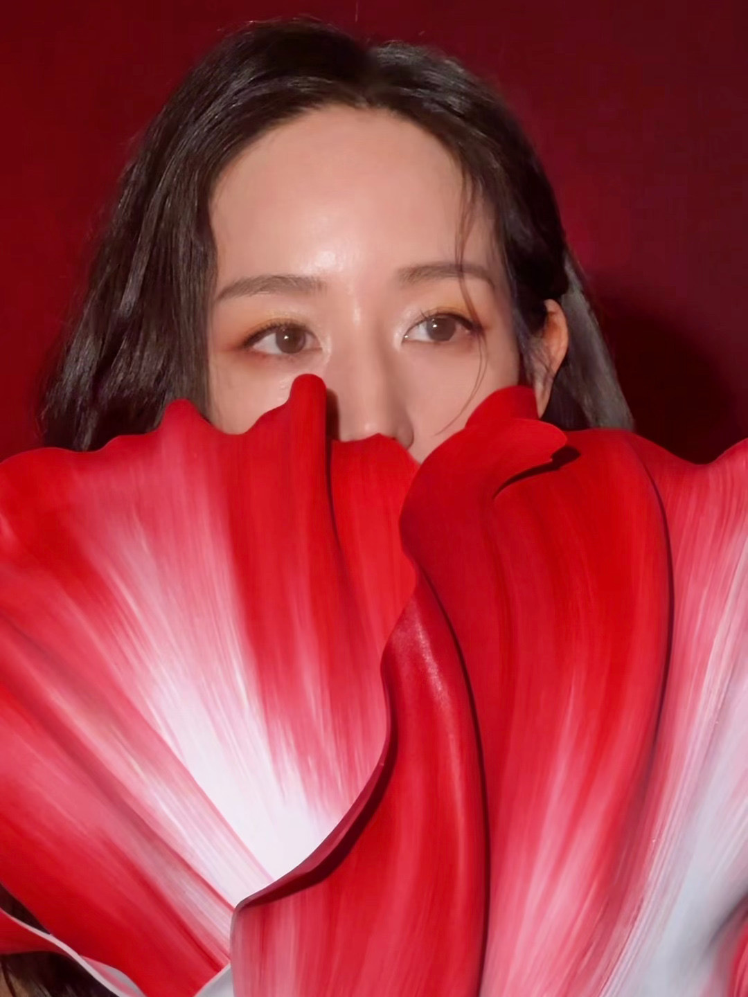 张钧甯从哪找的这么大叶子 张钧甯在ELLE风尚大典的造型也太有创意了！手里那片叶