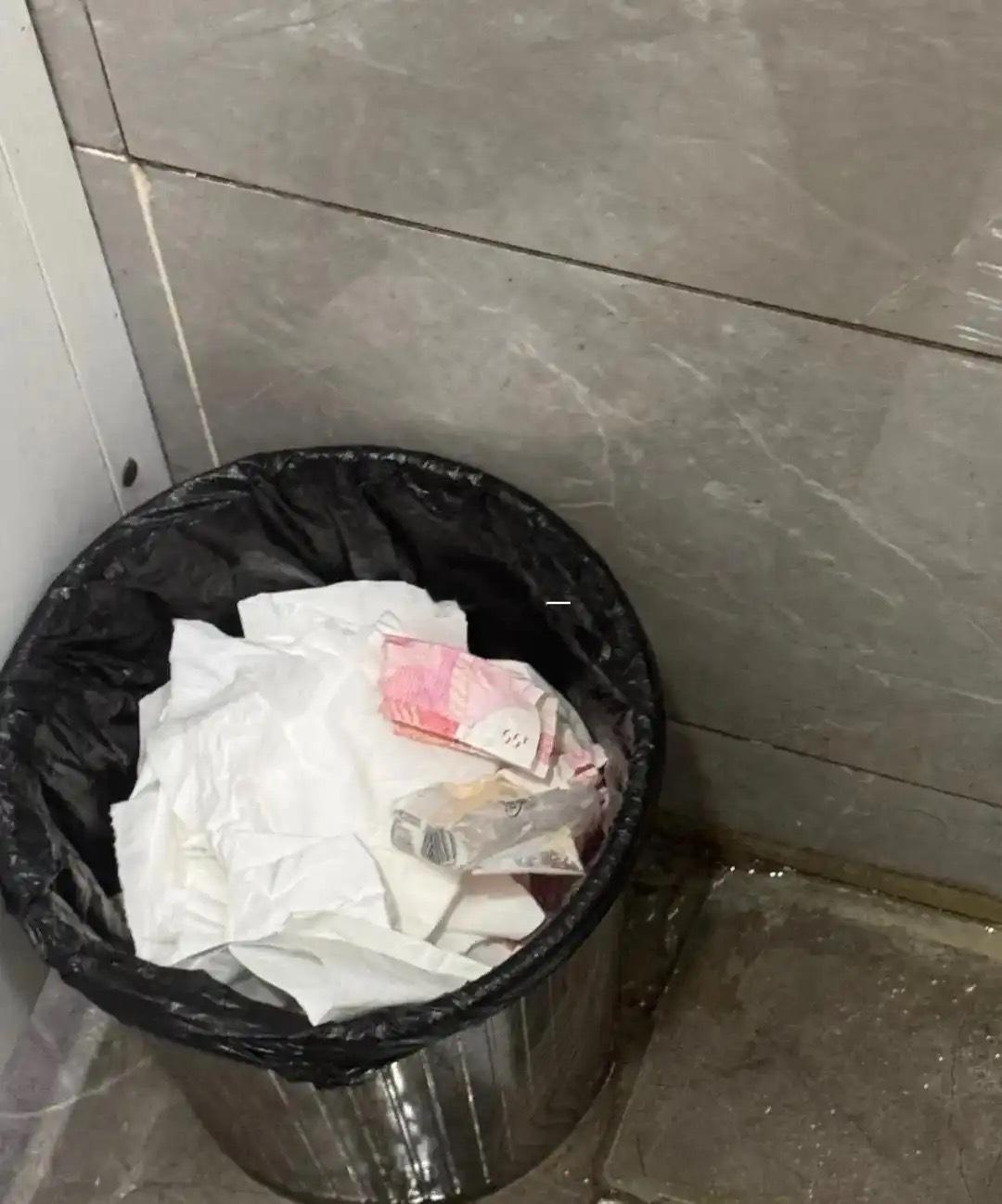 地铁厕所里的垃圾桶看见的，你会捡吗