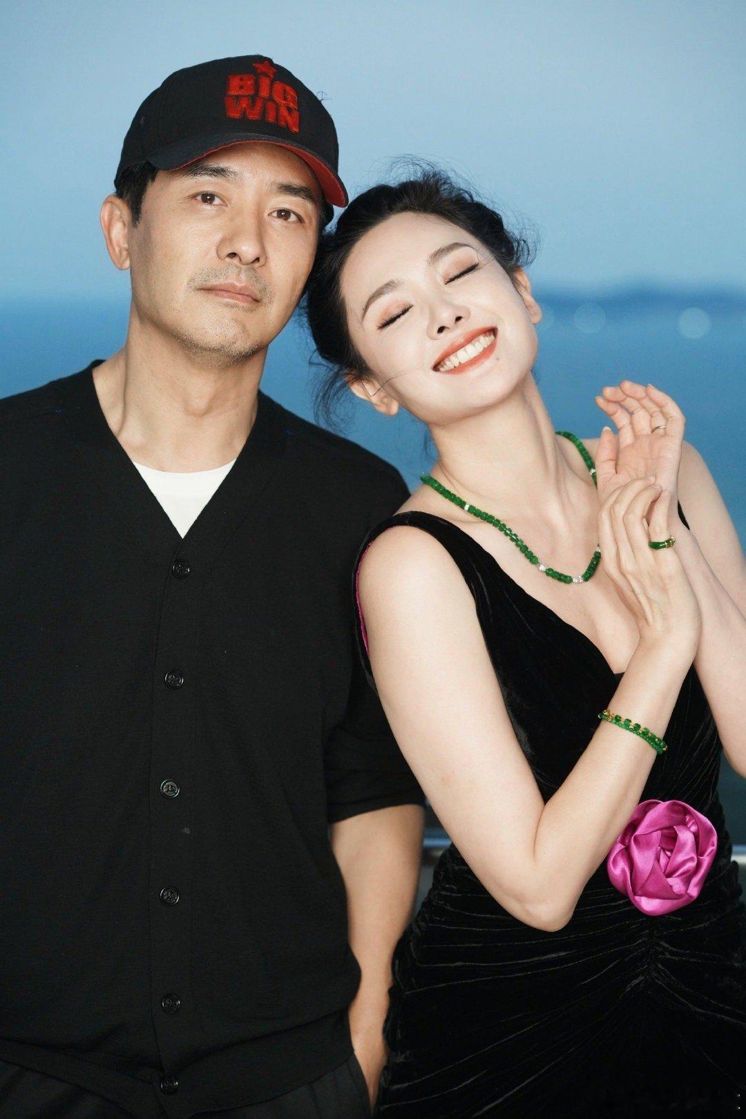 郭晓东郭晓东程莉莎比心毫无默契比起完美同步的比心，我更吃郭晓东搂着程莉莎往前走的
