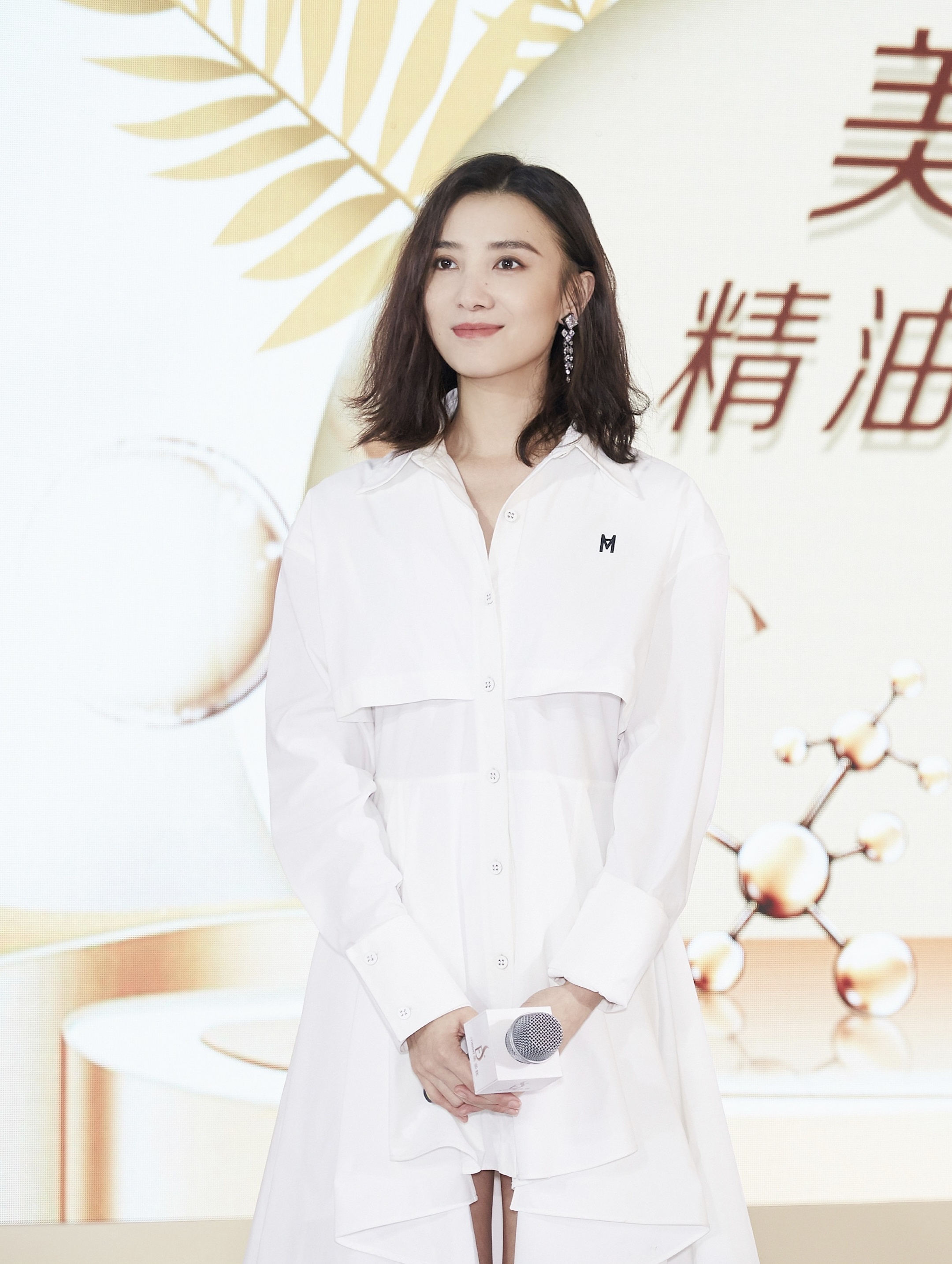 宋佳  👠白色套装+高跟鞋，时尚感up up！💫简约风遇上精致细节，散发自信