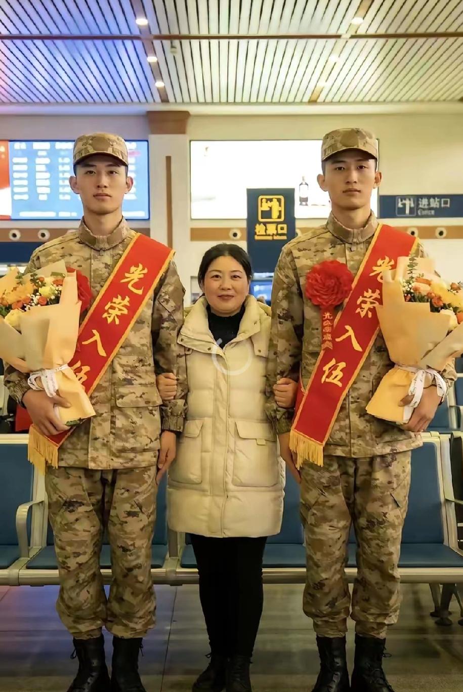 双胞胎新兵入伍，妈妈站在两个儿子中间，定格下这最关键的时刻！可想而知，此时此刻妈