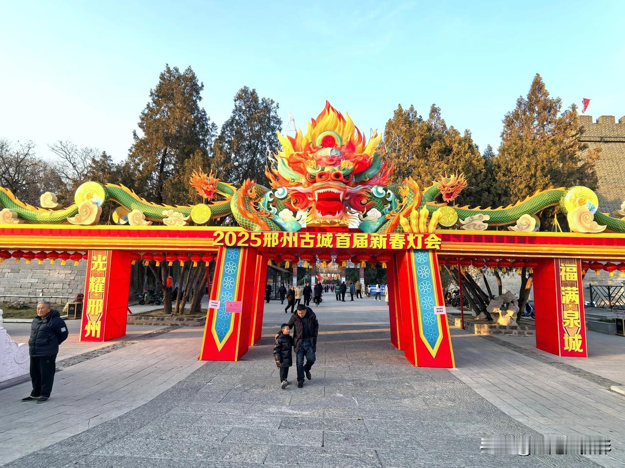 初一下午，骑车逛古城，阳光洒在古老砖石上，城墙充满神秘。在七里河骑行，既能锻炼身