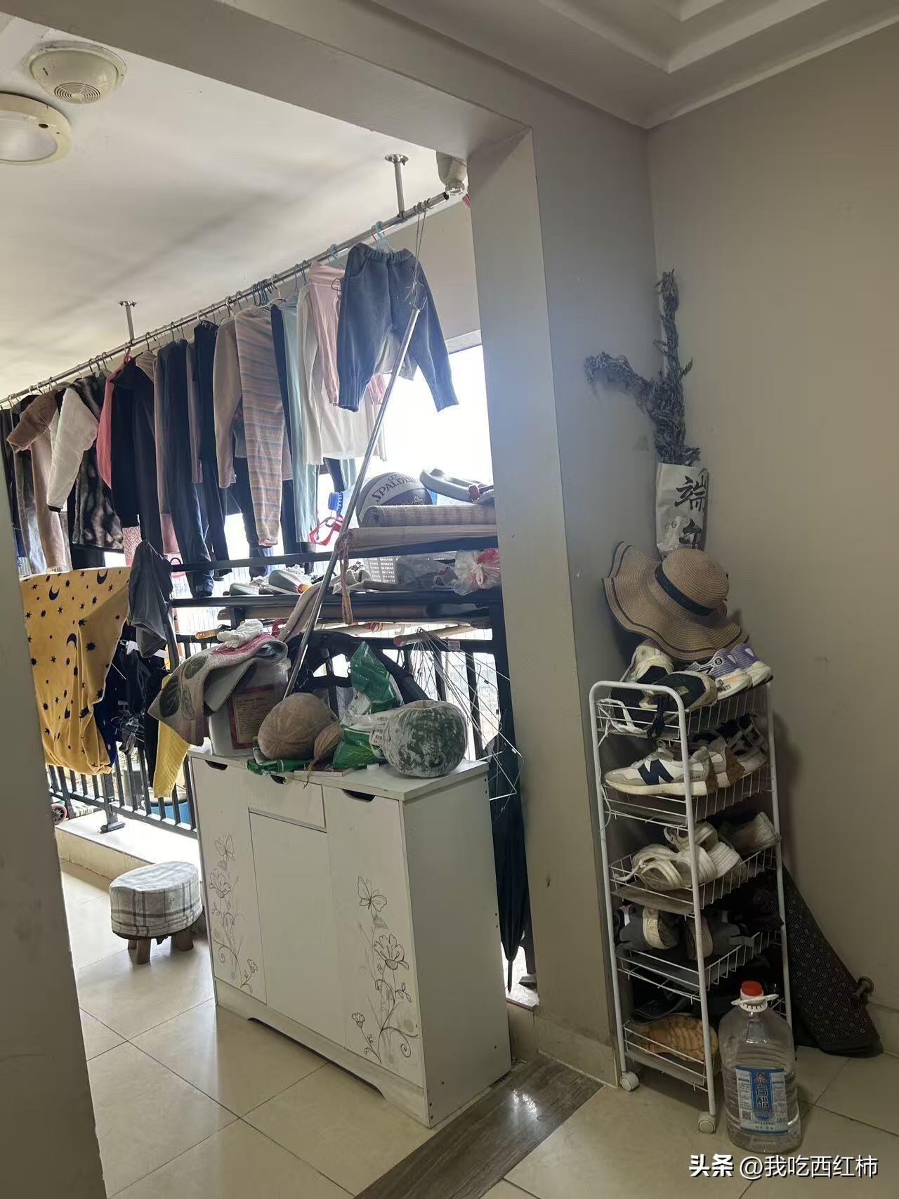 邻居把公共走廊当成了自家杂物间
邻居占用公共空间，有啥解决办法不？全是隔壁家的东