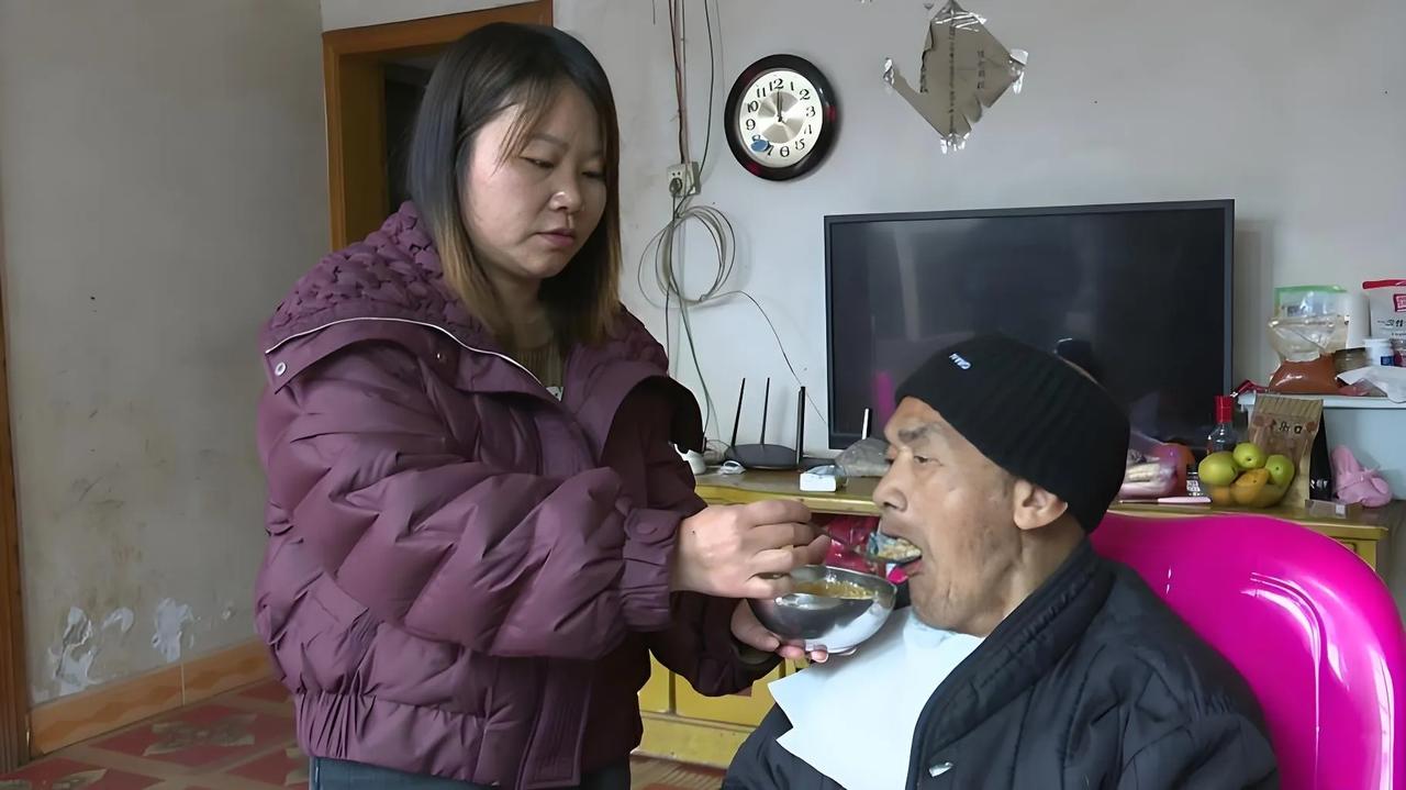 最近，在网上看到一则儿媳尽心尽力伺候瘫痪公公的新闻，引发了广大网友的热烈讨论。有