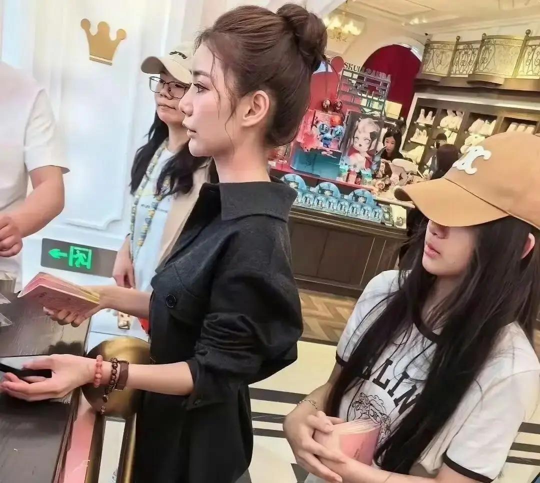 汪小菲最近在直播间里的一番话，算是把对岸的“信息差”给彻底戳破了

他带着俩孩子