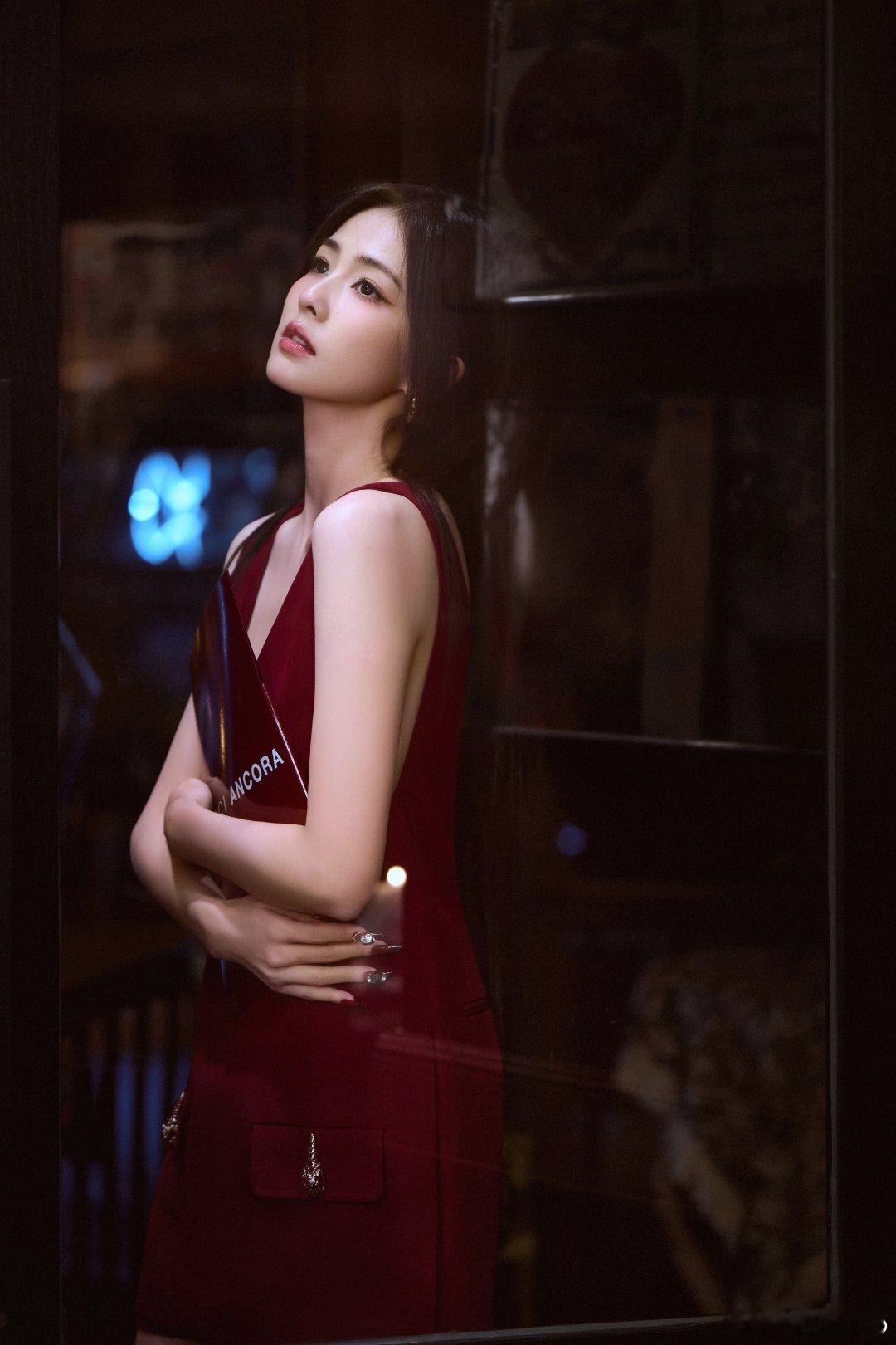 #同一场活动里白鹿王楚然田曦薇造型#同一场活动里白鹿穿酒红色深v，王楚然一身黑色
