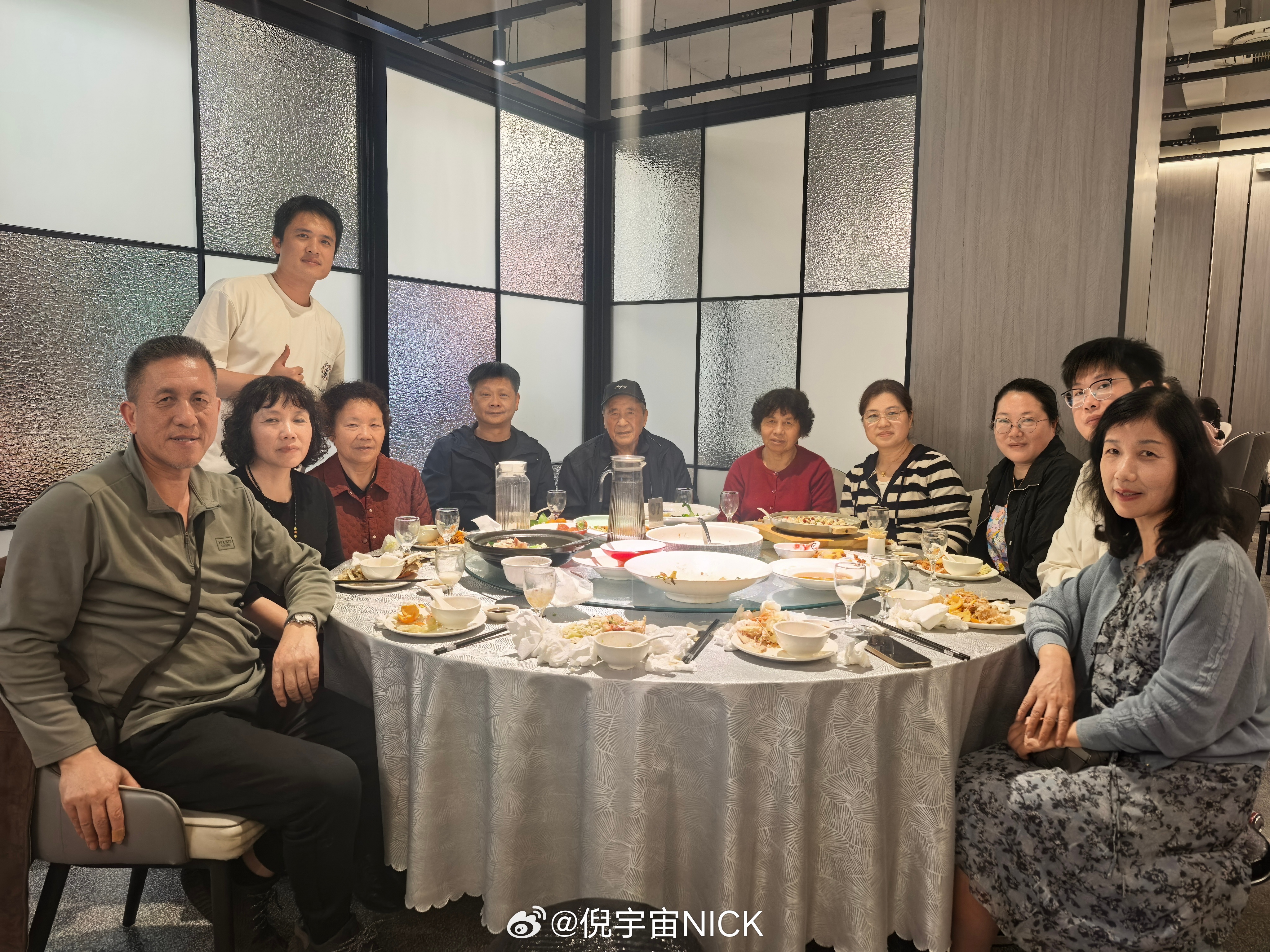 记录一下昨天。 这两年，我每次回温州，都会把爸爸妈妈两边的亲戚喊出来一起吃饭。大