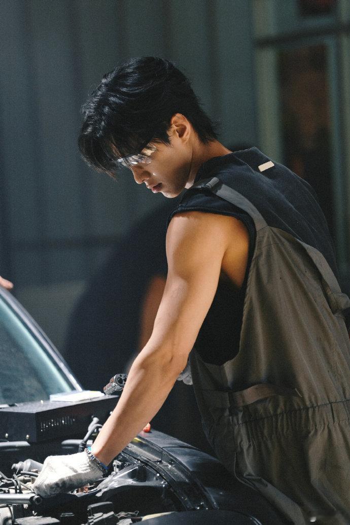 何与说不会修车的赛车手不是好赛车手何与手臂肌肉 何与说不会修车的赛车手不是好赛车