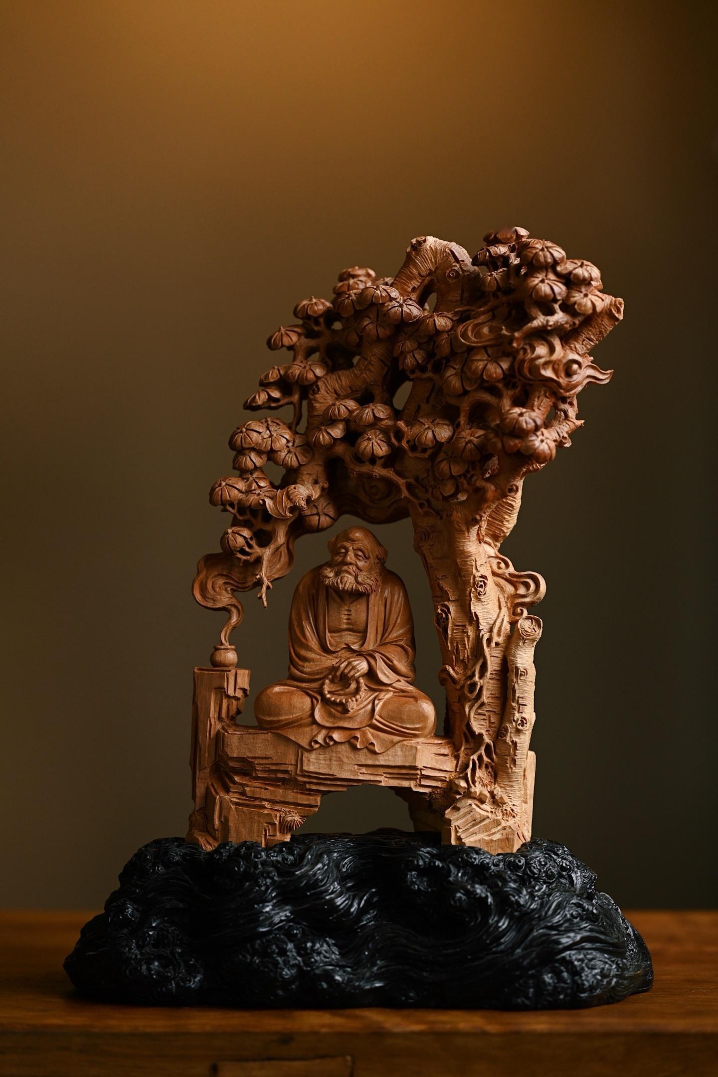老山檀 | 达摩 摆件整料雕刻，料质清雅，雕工由浅入深递进，刀法变化之妙，蕴藉笔
