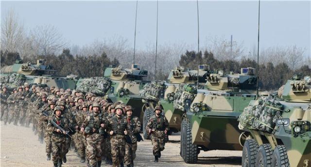 2008年的汶川地震，成都军区某位军长，猛的从凳子上站了起来说道：“胡闹，她都8