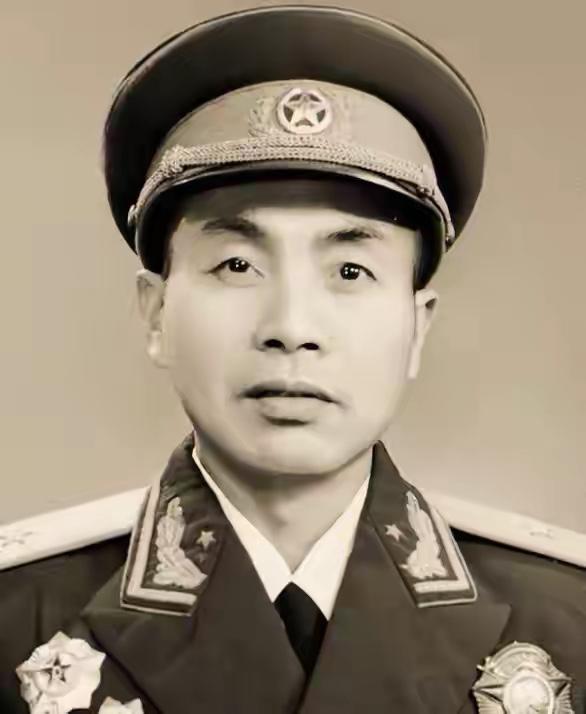 他是开国少将，官至总后勤部副部长，62岁被免职，晚年捡破烂卖钱捐款，捐给贫困山区