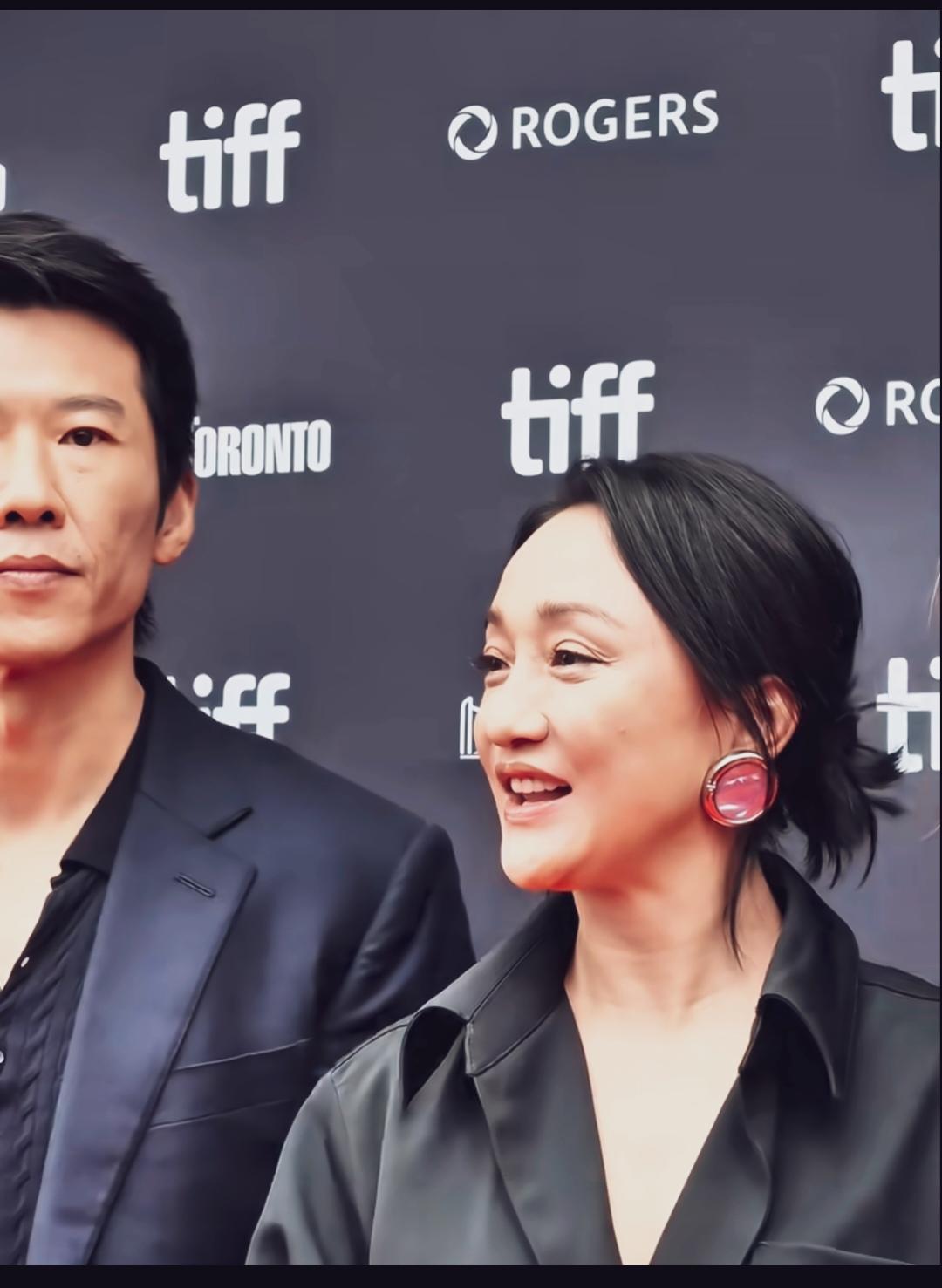 真实的笑，真实的颜，没有医美痕迹，状态自然。不装不做作。身边男士也很帅！