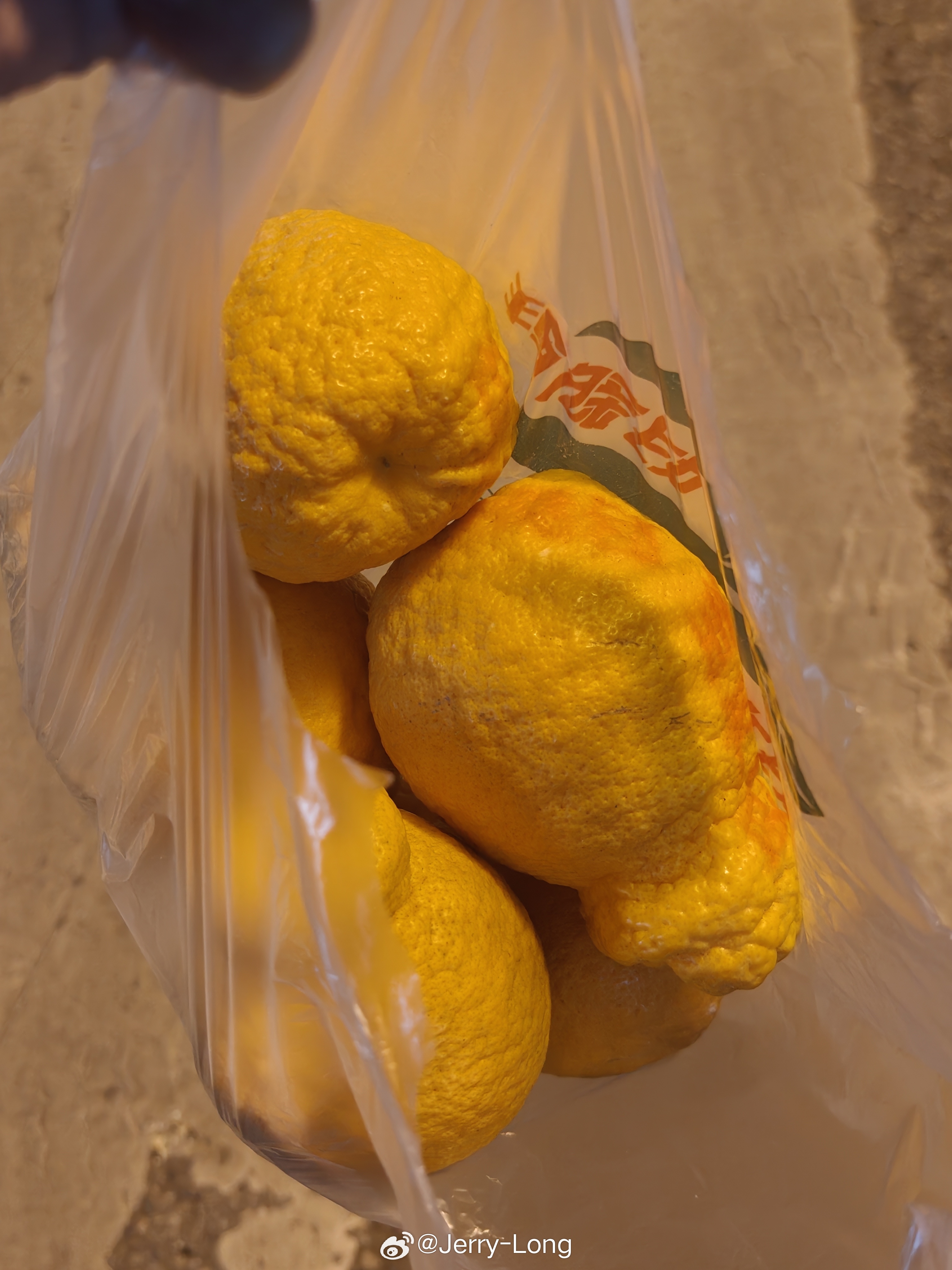 十块钱四斤的粑粑柑，四斤只有5个。 成都